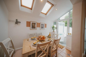 Spacious Heart of town w/garden WiFi Smart TV